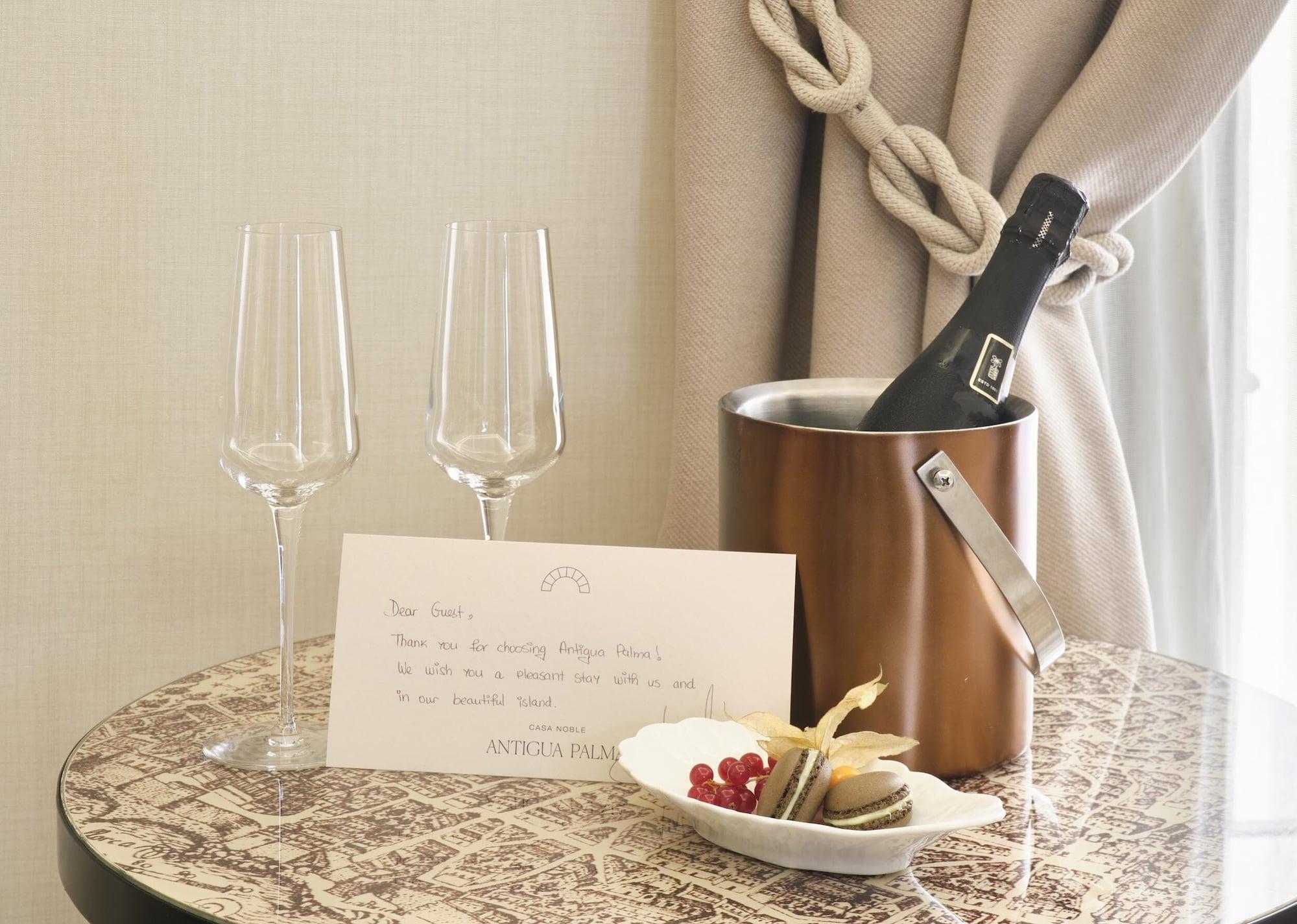 Hotel Antigua Palma - Casa Noble Exteriér fotografie A bottle of champagne in a cooler